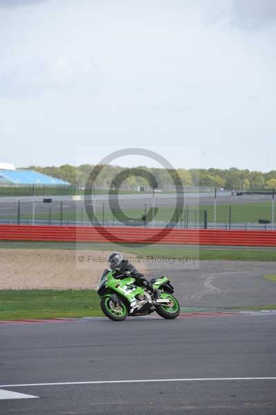 Motorcycle action photographs;Silverstone circuit;Silverstone photographs;Trackday digital images;event digital images;eventdigitalimages;no limits trackday;peter wileman photography;rockingham towcester northamptonshire;trackday;trackday photos