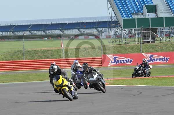 Motorcycle action photographs;Silverstone circuit;Silverstone photographs;Trackday digital images;event digital images;eventdigitalimages;no limits trackday;peter wileman photography;rockingham towcester northamptonshire;trackday;trackday photos