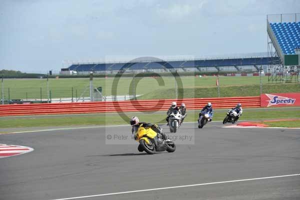 Motorcycle action photographs;Silverstone circuit;Silverstone photographs;Trackday digital images;event digital images;eventdigitalimages;no limits trackday;peter wileman photography;rockingham towcester northamptonshire;trackday;trackday photos