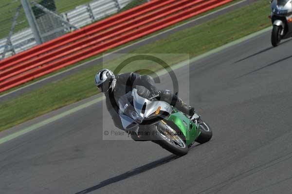 Motorcycle action photographs;Silverstone circuit;Silverstone photographs;Trackday digital images;event digital images;eventdigitalimages;no limits trackday;peter wileman photography;rockingham towcester northamptonshire;trackday;trackday photos