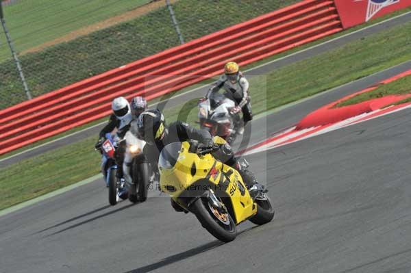 Motorcycle action photographs;Silverstone circuit;Silverstone photographs;Trackday digital images;event digital images;eventdigitalimages;no limits trackday;peter wileman photography;rockingham towcester northamptonshire;trackday;trackday photos