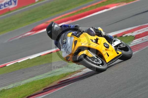 Motorcycle action photographs;Silverstone circuit;Silverstone photographs;Trackday digital images;event digital images;eventdigitalimages;no limits trackday;peter wileman photography;rockingham towcester northamptonshire;trackday;trackday photos