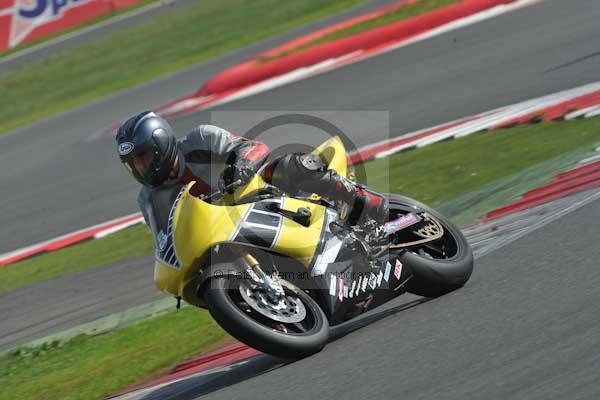 Motorcycle action photographs;Silverstone circuit;Silverstone photographs;Trackday digital images;event digital images;eventdigitalimages;no limits trackday;peter wileman photography;rockingham towcester northamptonshire;trackday;trackday photos