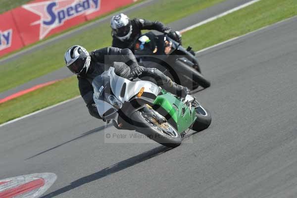 Motorcycle action photographs;Silverstone circuit;Silverstone photographs;Trackday digital images;event digital images;eventdigitalimages;no limits trackday;peter wileman photography;rockingham towcester northamptonshire;trackday;trackday photos