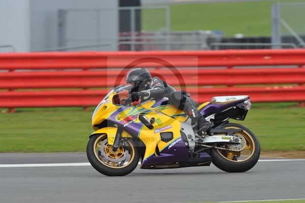 Motorcycle action photographs;Silverstone circuit;Silverstone photographs;Trackday digital images;event digital images;eventdigitalimages;no limits trackday;peter wileman photography;rockingham towcester northamptonshire;trackday;trackday photos