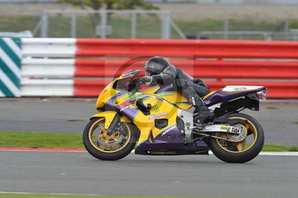 Motorcycle action photographs;Silverstone circuit;Silverstone photographs;Trackday digital images;event digital images;eventdigitalimages;no limits trackday;peter wileman photography;rockingham towcester northamptonshire;trackday;trackday photos