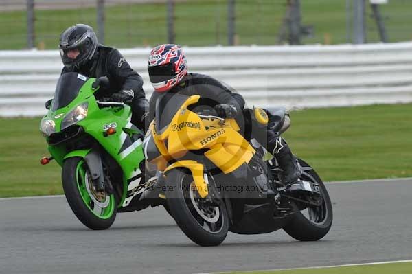 Motorcycle action photographs;Silverstone circuit;Silverstone photographs;Trackday digital images;event digital images;eventdigitalimages;no limits trackday;peter wileman photography;rockingham towcester northamptonshire;trackday;trackday photos