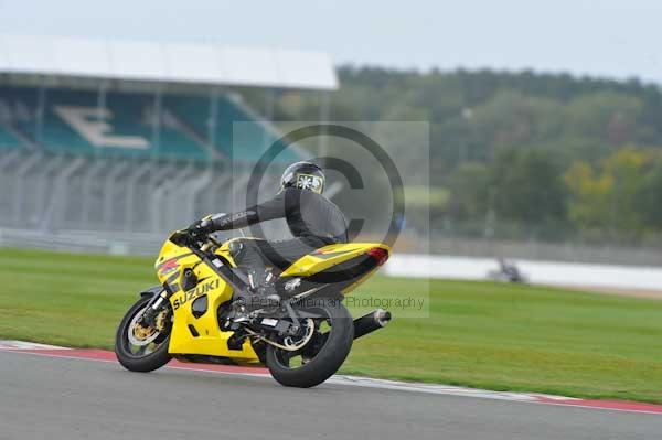 Motorcycle action photographs;Silverstone circuit;Silverstone photographs;Trackday digital images;event digital images;eventdigitalimages;no limits trackday;peter wileman photography;rockingham towcester northamptonshire;trackday;trackday photos