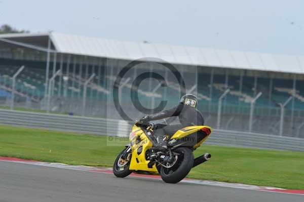 Motorcycle action photographs;Silverstone circuit;Silverstone photographs;Trackday digital images;event digital images;eventdigitalimages;no limits trackday;peter wileman photography;rockingham towcester northamptonshire;trackday;trackday photos