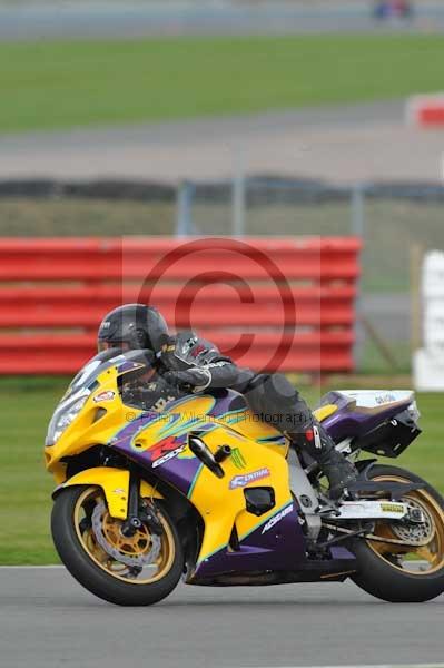 Motorcycle action photographs;Silverstone circuit;Silverstone photographs;Trackday digital images;event digital images;eventdigitalimages;no limits trackday;peter wileman photography;rockingham towcester northamptonshire;trackday;trackday photos