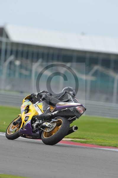 Motorcycle action photographs;Silverstone circuit;Silverstone photographs;Trackday digital images;event digital images;eventdigitalimages;no limits trackday;peter wileman photography;rockingham towcester northamptonshire;trackday;trackday photos