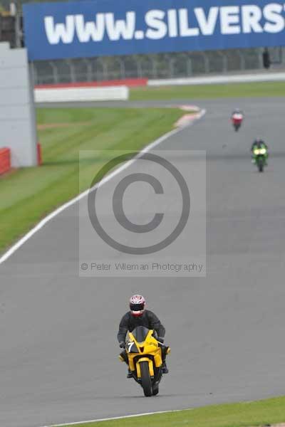 Motorcycle action photographs;Silverstone circuit;Silverstone photographs;Trackday digital images;event digital images;eventdigitalimages;no limits trackday;peter wileman photography;rockingham towcester northamptonshire;trackday;trackday photos