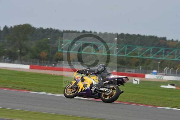 Motorcycle action photographs;Silverstone circuit;Silverstone photographs;Trackday digital images;event digital images;eventdigitalimages;no limits trackday;peter wileman photography;rockingham towcester northamptonshire;trackday;trackday photos