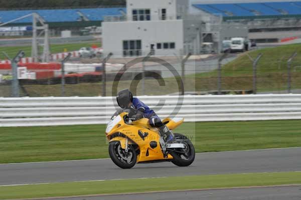 Motorcycle action photographs;Silverstone circuit;Silverstone photographs;Trackday digital images;event digital images;eventdigitalimages;no limits trackday;peter wileman photography;rockingham towcester northamptonshire;trackday;trackday photos