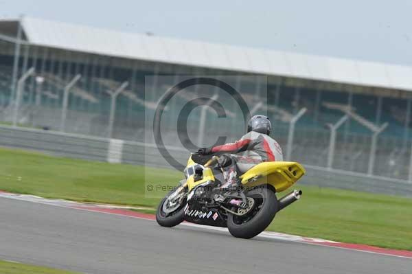 Motorcycle action photographs;Silverstone circuit;Silverstone photographs;Trackday digital images;event digital images;eventdigitalimages;no limits trackday;peter wileman photography;rockingham towcester northamptonshire;trackday;trackday photos