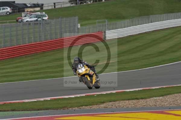 Motorcycle action photographs;Silverstone circuit;Silverstone photographs;Trackday digital images;event digital images;eventdigitalimages;no limits trackday;peter wileman photography;rockingham towcester northamptonshire;trackday;trackday photos