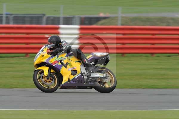 Motorcycle action photographs;Silverstone circuit;Silverstone photographs;Trackday digital images;event digital images;eventdigitalimages;no limits trackday;peter wileman photography;rockingham towcester northamptonshire;trackday;trackday photos