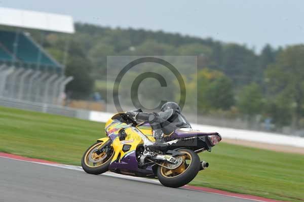 Motorcycle action photographs;Silverstone circuit;Silverstone photographs;Trackday digital images;event digital images;eventdigitalimages;no limits trackday;peter wileman photography;rockingham towcester northamptonshire;trackday;trackday photos