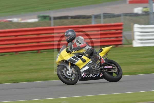 Motorcycle action photographs;Silverstone circuit;Silverstone photographs;Trackday digital images;event digital images;eventdigitalimages;no limits trackday;peter wileman photography;rockingham towcester northamptonshire;trackday;trackday photos