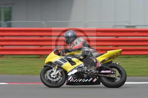 Motorcycle action photographs;Silverstone circuit;Silverstone photographs;Trackday digital images;event digital images;eventdigitalimages;no limits trackday;peter wileman photography;rockingham towcester northamptonshire;trackday;trackday photos