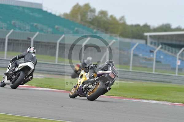 Motorcycle action photographs;Silverstone circuit;Silverstone photographs;Trackday digital images;event digital images;eventdigitalimages;no limits trackday;peter wileman photography;rockingham towcester northamptonshire;trackday;trackday photos