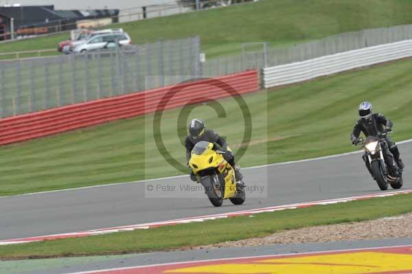 Motorcycle action photographs;Silverstone circuit;Silverstone photographs;Trackday digital images;event digital images;eventdigitalimages;no limits trackday;peter wileman photography;rockingham towcester northamptonshire;trackday;trackday photos