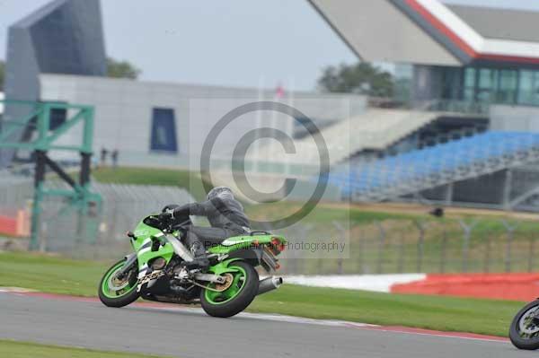 Motorcycle action photographs;Silverstone circuit;Silverstone photographs;Trackday digital images;event digital images;eventdigitalimages;no limits trackday;peter wileman photography;rockingham towcester northamptonshire;trackday;trackday photos