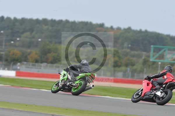 Motorcycle action photographs;Silverstone circuit;Silverstone photographs;Trackday digital images;event digital images;eventdigitalimages;no limits trackday;peter wileman photography;rockingham towcester northamptonshire;trackday;trackday photos