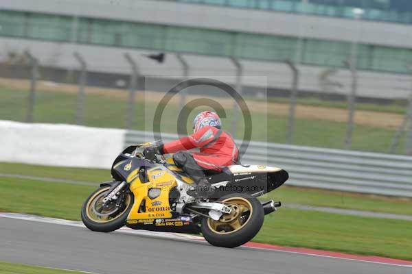 Motorcycle action photographs;Silverstone circuit;Silverstone photographs;Trackday digital images;event digital images;eventdigitalimages;no limits trackday;peter wileman photography;rockingham towcester northamptonshire;trackday;trackday photos