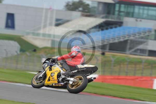 Motorcycle action photographs;Silverstone circuit;Silverstone photographs;Trackday digital images;event digital images;eventdigitalimages;no limits trackday;peter wileman photography;rockingham towcester northamptonshire;trackday;trackday photos