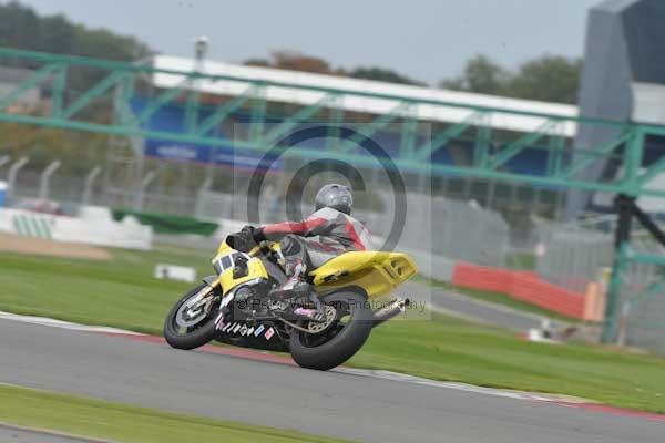 Motorcycle action photographs;Silverstone circuit;Silverstone photographs;Trackday digital images;event digital images;eventdigitalimages;no limits trackday;peter wileman photography;rockingham towcester northamptonshire;trackday;trackday photos