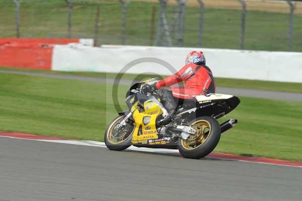 Motorcycle action photographs;Silverstone circuit;Silverstone photographs;Trackday digital images;event digital images;eventdigitalimages;no limits trackday;peter wileman photography;rockingham towcester northamptonshire;trackday;trackday photos