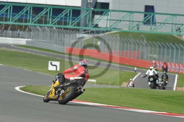 Motorcycle action photographs;Silverstone circuit;Silverstone photographs;Trackday digital images;event digital images;eventdigitalimages;no limits trackday;peter wileman photography;rockingham towcester northamptonshire;trackday;trackday photos