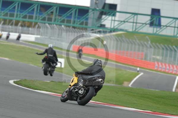 Motorcycle action photographs;Silverstone circuit;Silverstone photographs;Trackday digital images;event digital images;eventdigitalimages;no limits trackday;peter wileman photography;rockingham towcester northamptonshire;trackday;trackday photos