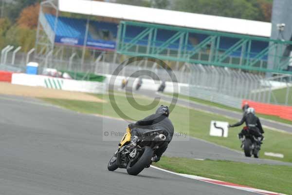 Motorcycle action photographs;Silverstone circuit;Silverstone photographs;Trackday digital images;event digital images;eventdigitalimages;no limits trackday;peter wileman photography;rockingham towcester northamptonshire;trackday;trackday photos