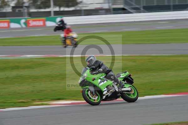 Motorcycle action photographs;Silverstone circuit;Silverstone photographs;Trackday digital images;event digital images;eventdigitalimages;no limits trackday;peter wileman photography;rockingham towcester northamptonshire;trackday;trackday photos