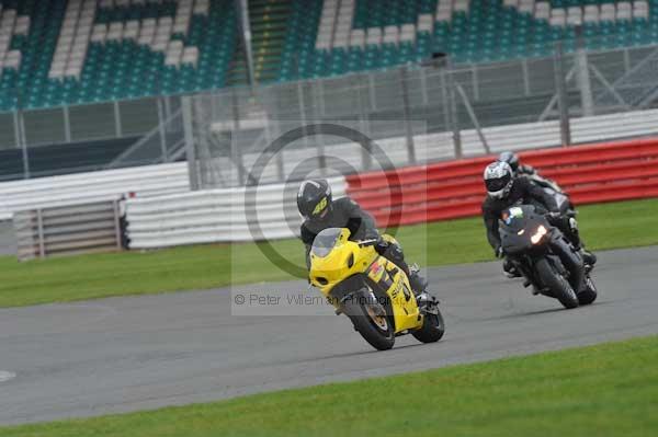 Motorcycle action photographs;Silverstone circuit;Silverstone photographs;Trackday digital images;event digital images;eventdigitalimages;no limits trackday;peter wileman photography;rockingham towcester northamptonshire;trackday;trackday photos