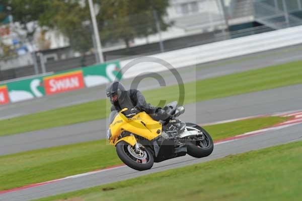 Motorcycle action photographs;Silverstone circuit;Silverstone photographs;Trackday digital images;event digital images;eventdigitalimages;no limits trackday;peter wileman photography;rockingham towcester northamptonshire;trackday;trackday photos