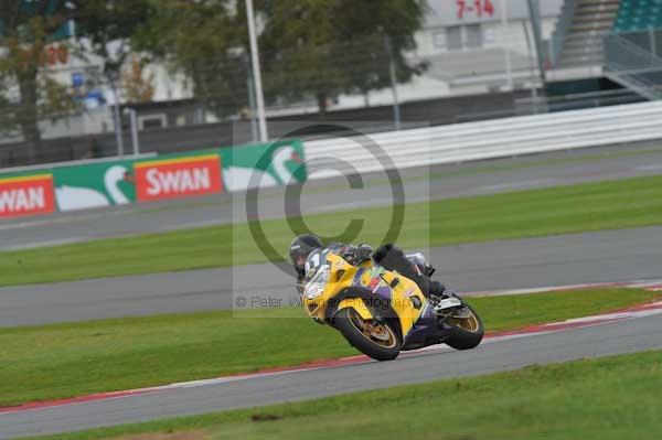 Motorcycle action photographs;Silverstone circuit;Silverstone photographs;Trackday digital images;event digital images;eventdigitalimages;no limits trackday;peter wileman photography;rockingham towcester northamptonshire;trackday;trackday photos