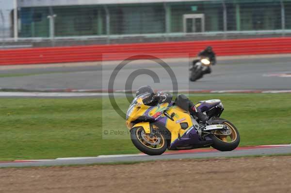 Motorcycle action photographs;Silverstone circuit;Silverstone photographs;Trackday digital images;event digital images;eventdigitalimages;no limits trackday;peter wileman photography;rockingham towcester northamptonshire;trackday;trackday photos