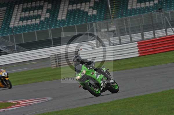 Motorcycle action photographs;Silverstone circuit;Silverstone photographs;Trackday digital images;event digital images;eventdigitalimages;no limits trackday;peter wileman photography;rockingham towcester northamptonshire;trackday;trackday photos