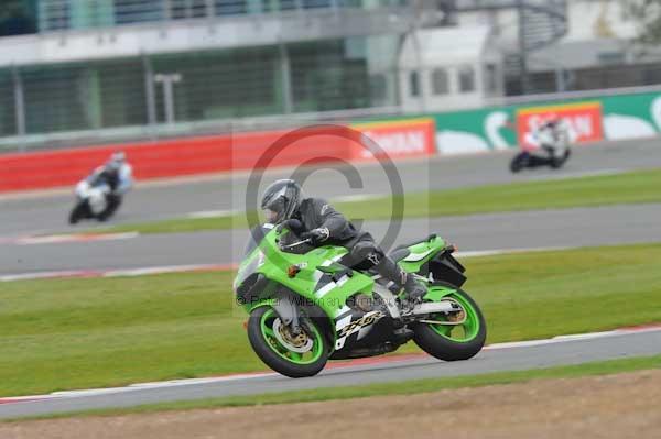 Motorcycle action photographs;Silverstone circuit;Silverstone photographs;Trackday digital images;event digital images;eventdigitalimages;no limits trackday;peter wileman photography;rockingham towcester northamptonshire;trackday;trackday photos