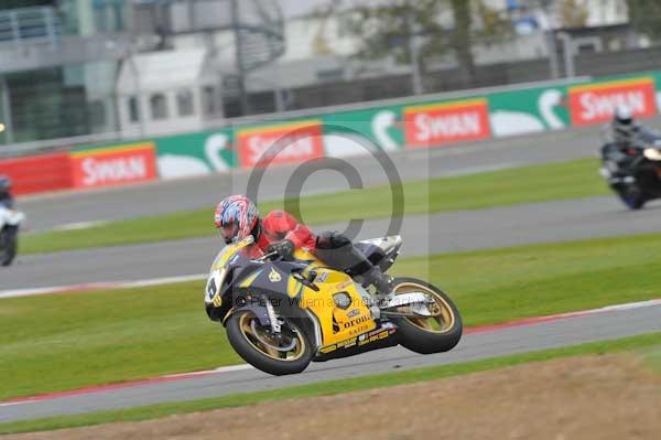 Motorcycle action photographs;Silverstone circuit;Silverstone photographs;Trackday digital images;event digital images;eventdigitalimages;no limits trackday;peter wileman photography;rockingham towcester northamptonshire;trackday;trackday photos