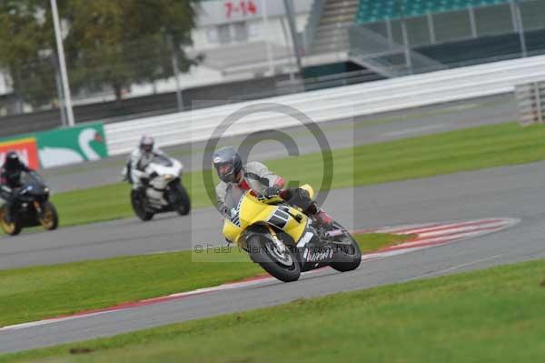 Motorcycle action photographs;Silverstone circuit;Silverstone photographs;Trackday digital images;event digital images;eventdigitalimages;no limits trackday;peter wileman photography;rockingham towcester northamptonshire;trackday;trackday photos