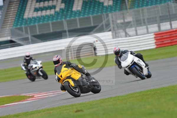 Motorcycle action photographs;Silverstone circuit;Silverstone photographs;Trackday digital images;event digital images;eventdigitalimages;no limits trackday;peter wileman photography;rockingham towcester northamptonshire;trackday;trackday photos