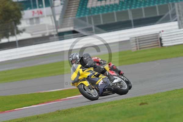 Motorcycle action photographs;Silverstone circuit;Silverstone photographs;Trackday digital images;event digital images;eventdigitalimages;no limits trackday;peter wileman photography;rockingham towcester northamptonshire;trackday;trackday photos