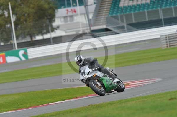 Motorcycle action photographs;Silverstone circuit;Silverstone photographs;Trackday digital images;event digital images;eventdigitalimages;no limits trackday;peter wileman photography;rockingham towcester northamptonshire;trackday;trackday photos