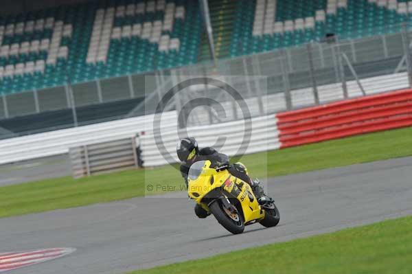 Motorcycle action photographs;Silverstone circuit;Silverstone photographs;Trackday digital images;event digital images;eventdigitalimages;no limits trackday;peter wileman photography;rockingham towcester northamptonshire;trackday;trackday photos