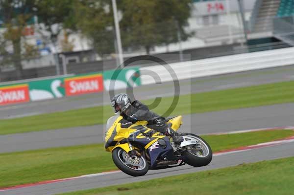 Motorcycle action photographs;Silverstone circuit;Silverstone photographs;Trackday digital images;event digital images;eventdigitalimages;no limits trackday;peter wileman photography;rockingham towcester northamptonshire;trackday;trackday photos