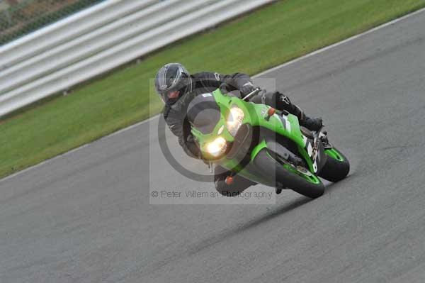 Motorcycle action photographs;Silverstone circuit;Silverstone photographs;Trackday digital images;event digital images;eventdigitalimages;no limits trackday;peter wileman photography;rockingham towcester northamptonshire;trackday;trackday photos